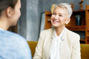 therapist smiling at client at the MAT program near Brandon FL